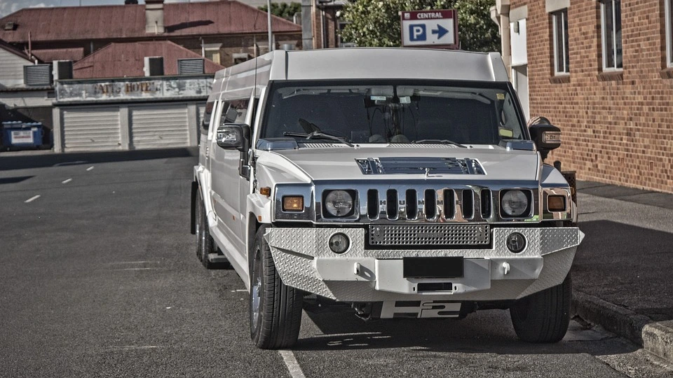 What kind of engine is in the Hummer H2?
